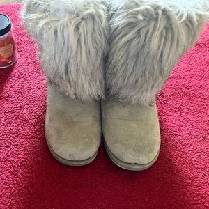 Furry warm winter boots - Size 4
